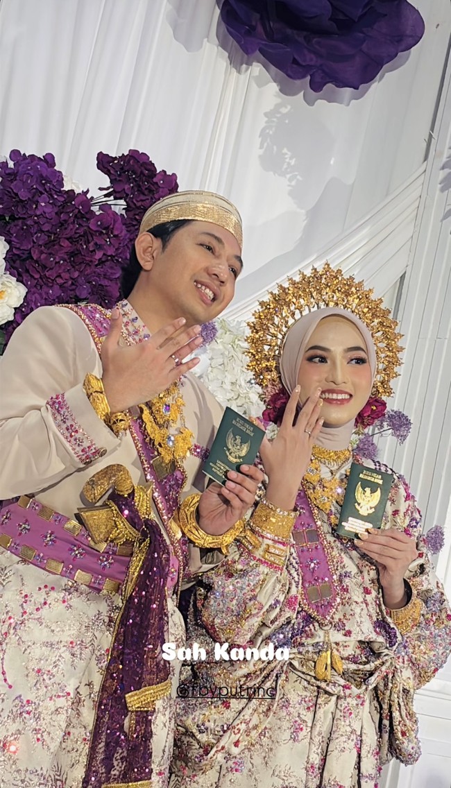 Feby dan kekasih sekaligus gitarisnya, Adam Febrian telah resmi menikah pada Minggu (14/9/25). Keduanya mengenakan busana adat Bugis dengan dominasi warna ungu, emas, dan krem yang elegan. Foto: Instagram/@fbyputrinc