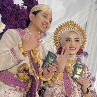 Feby dan kekasih sekaligus gitarisnya, Adam Febrian telah resmi menikah pada Minggu (14/9/25). Keduanya mengenakan busana adat Bugis dengan dominasi warna ungu, emas, dan krem yang elegan. Foto: Instagram/@fbyputrinc