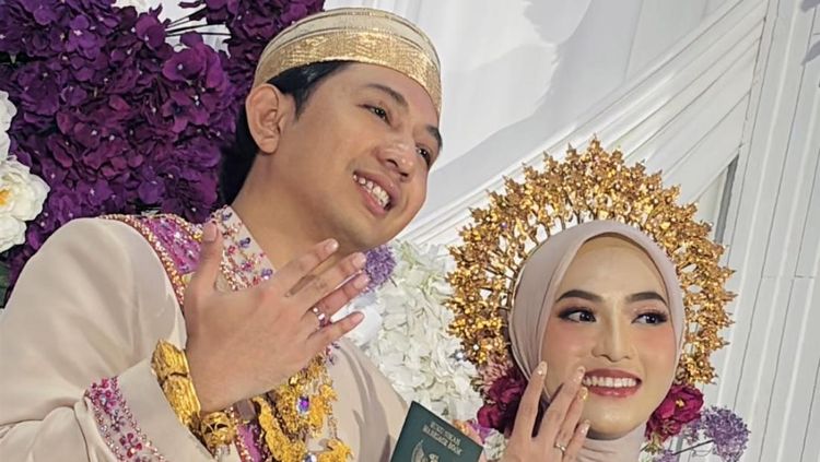 8 Foto Pernikahan Feby Putri-Adam, Usung Adat Bugis Didominasi Warna Ungu