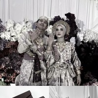 Feby tampil menawan dengan siger bugis berwarna emas yang menghiasi kepalanya. Riasan flawless membuat wajahnya terlihat semakin manglingi. Sementara Adam tampak gagah dengan songkok emas yang serasi dengan busananya. Foto: Instagram/@fbyputrinc