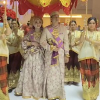 Feby dan Adam juga terlihat berjalan beriringan di bawah payung kuning emas yang dipegang para pengiring wanita dengan busana adat. Prosesi tersebut menegaskan kekentalan adat Bugis dalam pernikahan mereka. Foto: Instagram/@fbyputrinc