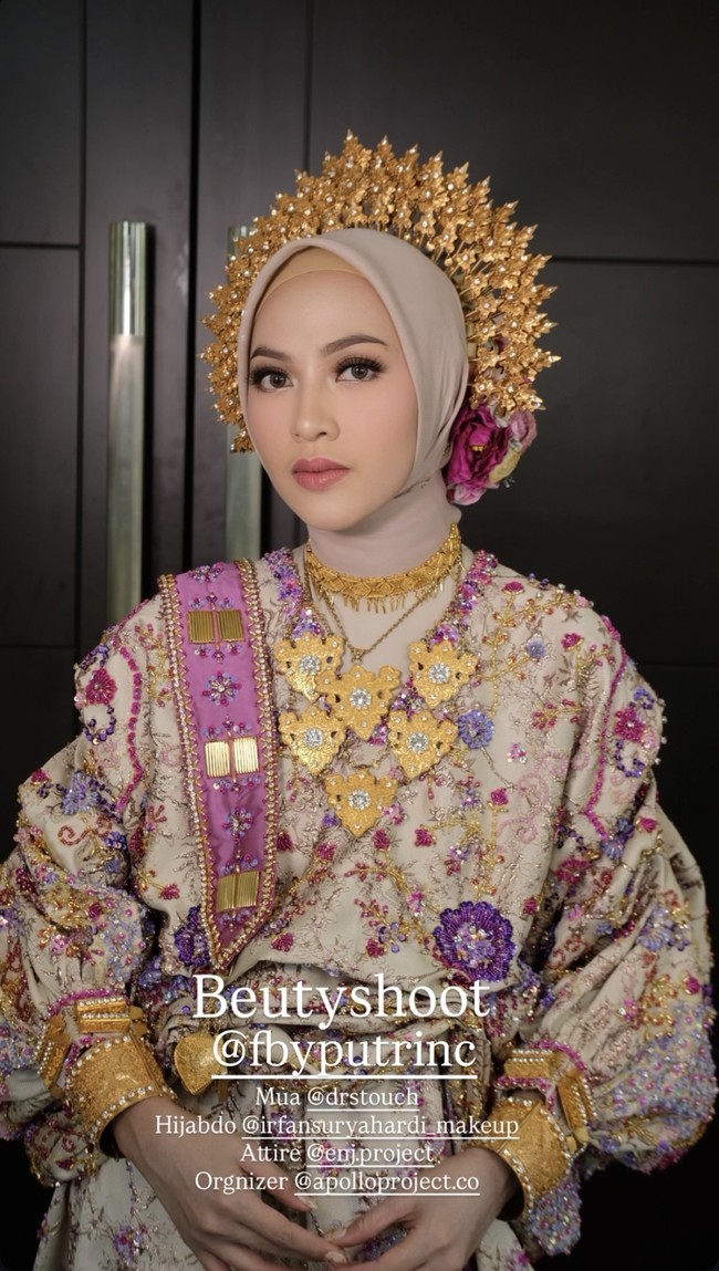 Riasan Feby dikerjakan dengan detail yang halus, alis tegas, riasan mata dramatis namun tetap elegan, serta lipstik pink nude yang membuat wajahnya segar. Dipadukan dengan hijab simple dan hiasan kepala emas, penampilan Feby terlihat manglingi. Foto: Instagram/@fbyputrinc