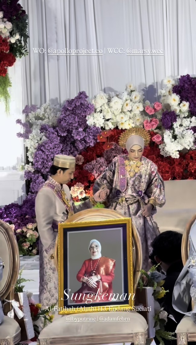 Momen sakral sungkeman juga dilakukan dengan penuh haru. Feby dan Adam memberi penghormatan kepada orang tua, termasuk mengenang almarhumah ibunda tercinta Feby melalui potret yang ditempatkan di salah satu kursi. Foto: Instagram/@fbyputrinc