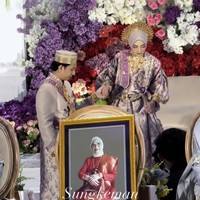 Momen sakral sungkeman juga dilakukan dengan penuh haru. Feby dan Adam memberi penghormatan kepada orang tua, termasuk mengenang almarhumah ibunda tercinta Feby melalui potret yang ditempatkan di salah satu kursi. Foto: Instagram/@fbyputrinc