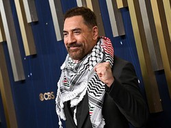 Javier Bardem Pakai Keffiyeh, Serukan Palestina Merdeka di Emmy Awards