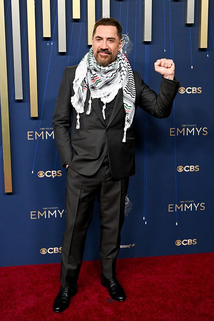 Gaya Free Palestine Javier Bardem di Emmy Awards 2025 Javier Bardem at the 77th Primetime Emmy Awards held at the Peacock Theater on September 14, 2025 in Los Angeles, California. (Photo by Michael Buckner/Variety via Getty Images)