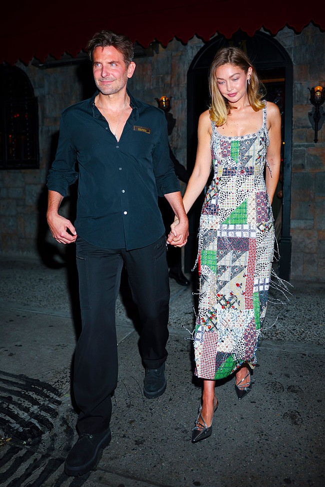 Dalam sejumlah foto yang beredar, model Gigi Hadid tampak tak bisa menyembunyikan senyumnya saat menghadiri pesta koktail edisi Majalah Vogue edisi Oktober bersama sang kekasih, pada Minggu (14/9/2025). Foto: GC Images/Aeon