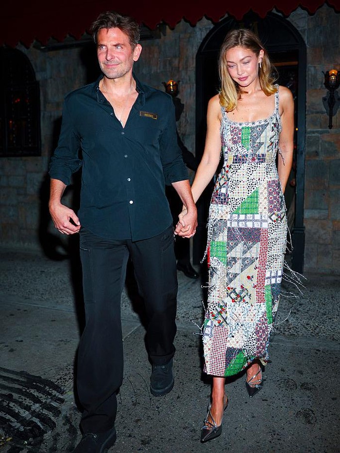 Bradley Cooper dan Gigi Hadid menghadiri pesta koktail Vogue edisi Oktober di Monsieur, East Village, pada 14 September 2025 di New York City.