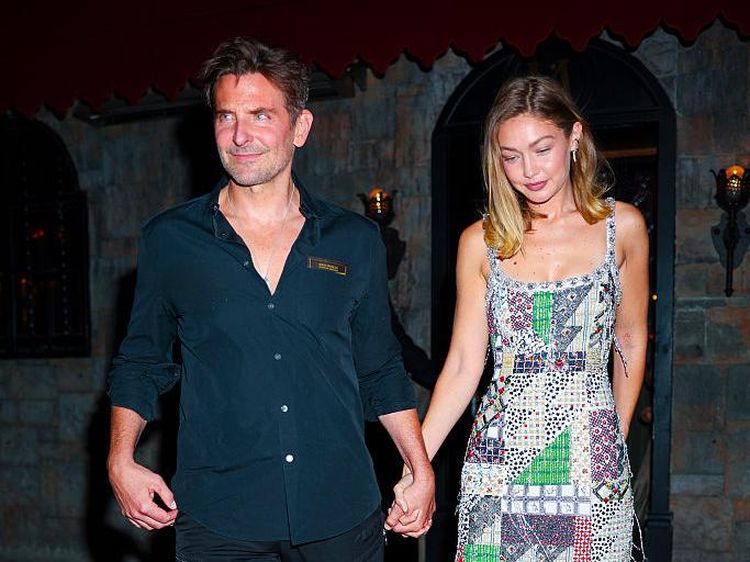 Foto: Senyum Semringah Bradley Cooper dan Gigi Hadid Gandengan Tangan di Jalan