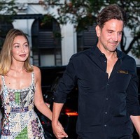 Model 29 tahun itu terlihat berjalan bergandengan tangan dengan aktor Hollywood tersebut saat memasuki restoran Monsieur, salah satu venue eksklusif di New York City. Kehadiran mereka sekaligus menjadi bagian dari rangkaian pesta New York Fashion Week yang turut dihadiri Kendall Jenner hingga desainer kondang Vera Wang. Foto: GC Images/TheStewartofNY