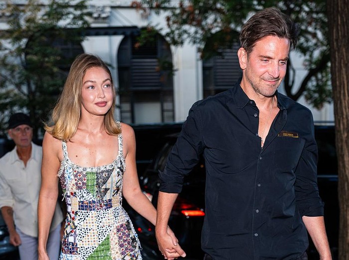 Bradley Cooper dan Gigi Hadid menghadiri pesta koktail Vogue edisi Oktober di Monsieur, East Village, pada 14 September 2025 di New York City.