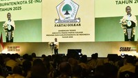 Ketua Umum DPP Partai Golkar Bahlil Lahadalia (tengah) memberikan sambutan pada bimbingan teknis anggota Fraksi Partai Golkar DPRD, Provinsi dan Kabupaten se-Indonesia. Kegiatan tersebut bertemakan penguatan profesionalisme anggota DPRD sebagai wakil rakyat dalam menjalankan tugas dan fungsinya. Foto: ANTARA FOTO/Fakhri Hermansyah