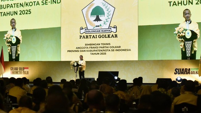Ketua Umum DPP Partai Golkar Bahlil Lahadalia (tengah) memberikan sambutan pada bimbingan teknis anggota  Fraksi Partai Golkar DPRD, Provinsi dan Kabupaten se-Indonesia di  Grogol, Jakarta Barat, Senin (15/9/2025). Kegiatan tersebut bertemakan penguatan profesionalisme anggota DPRD sebagai wakil rakyat dalam menjalankan tugas dan fungsinya. ANTARA FOTO/Fakhri Hermansyah/nz