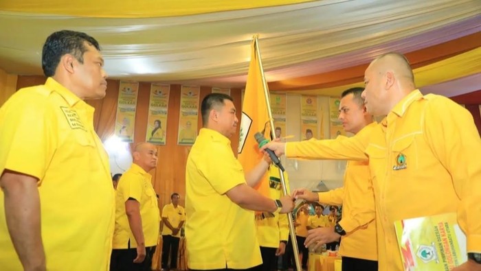 Ijeck (dua kanan) saat melantik Hendri (dua kiri) sebagai Ketua Golkar Labura tahun 2023
