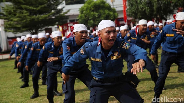 Gubernur DKI Jakarta, Pramono Anung, secara resmi membuka ajang Jakarta Fire Safety Challenger 2025 di Kantor Dinas Pemadam Kebakaran dan Penyelamatan, Jakarta, Senin (15/9/2025). Kompetisi yang berlangsung hingga 18 September ini menjadi ajang uji ketangkasan bagi para petugas damkar.