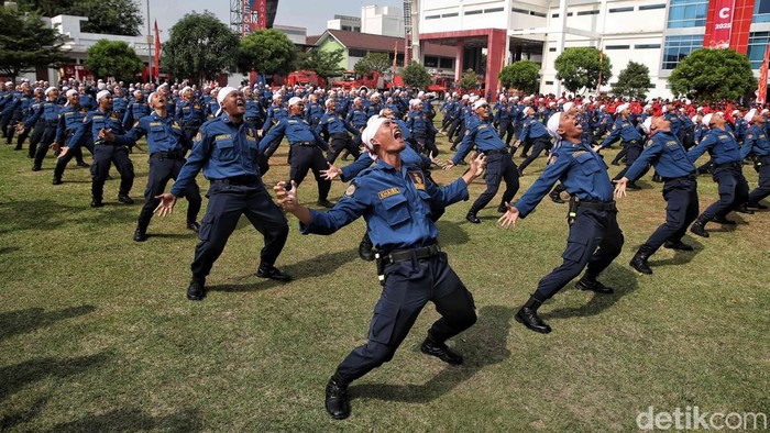 Gubernur DKI Jakarta, Pramono Anung, secara resmi membuka ajang Jakarta Fire Safety Challenger 2025 di Kantor Dinas Pemadam Kebakaran dan Penyelamatan, Jakarta, Senin (15/9/2025). Kompetisi yang berlangsung hingga 18 September ini menjadi ajang uji ketangkasan bagi para petugas damkar.