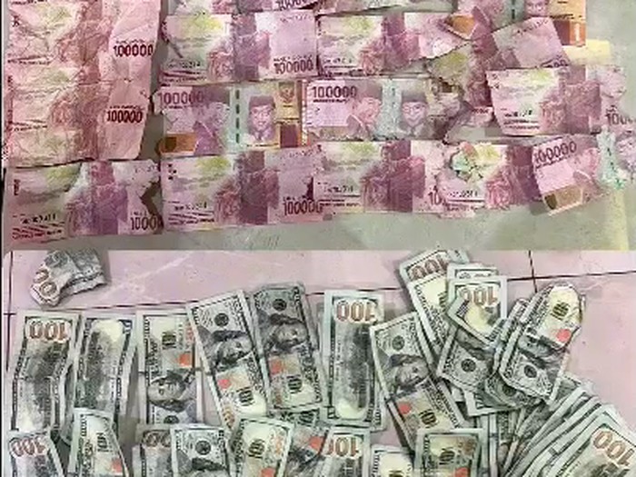 Gudang uang palsu pecahan dolar AS dan rupiah di apartemen di kawasan Kalibata, Jaksel dibongkar polisi. Dua pria turut ditangkap polisi. (dok Polres Jaksel)