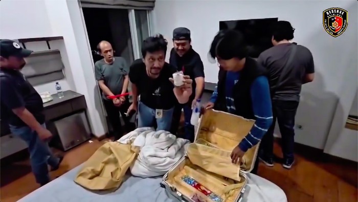 Gudang uang palsu pecahan dolar AS dan rupiah di apartemen di kawasan Kalibata, Jaksel dibongkar polisi. Dua pria turut ditangkap polisi. (dok Polres Jaksel)