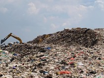 Potret Sampah Menggunung Belasan Meter di TPA Jabon Sidoarjo