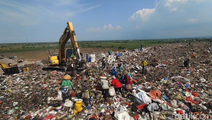 Gunungan Sampah di TPA Jabon Sidoarjo
