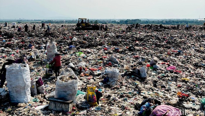 Gunungan Sampah di TPA Jabon Sidoarjo