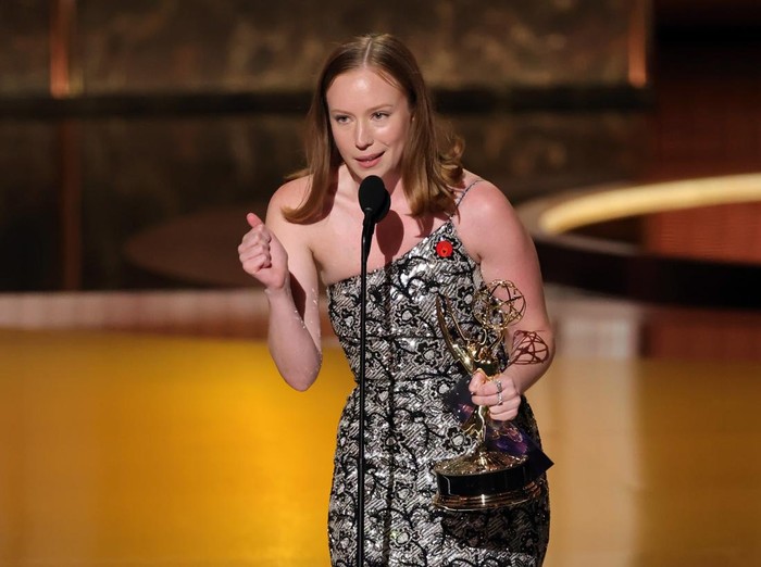 Hannah Einbinder, pemenang Aktris Pendukung Terbaik dalam Serial Komedi untuk Hacks, berpose di ruang pers selama Primetime Emmy Awards ke-77 di Peacock Theater pada 14 September 2025 di Los Angeles, California.