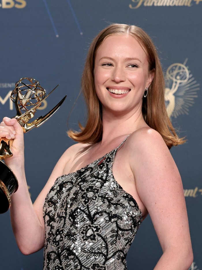 Hannah Einbinder, pemenang Aktris Pendukung Terbaik dalam Serial Komedi untuk Hacks, berpose di ruang pers selama Primetime Emmy Awards ke-77 di Peacock Theater pada 14 September 2025 di Los Angeles, California.