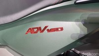 ADV tipe ABS dihiasei emblem 3D berwarna krom merah. Foto: Ridwan Arifin