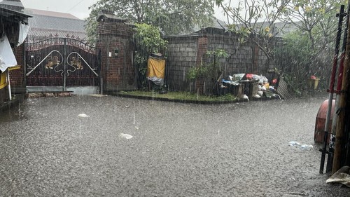 Hujan lebat mengguyur Denpasar dan volume air yang mulai meningkat, Senin (15/9/2025). (Rizki Setyo/detikBali)