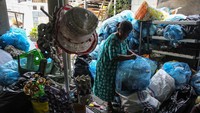 Anggota kelompok bank sampah memilah sampah plastik sebelum diolah menjadi kerajinan di Bank Sampah Resik Becik, Semarang, Jawa Tengah, Sabtu (13/9/2025). Foto: ANTARA FOTO/Makna Zaezar