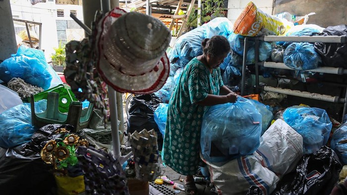 Anggota Bank Sampah Resik Becik membuat tas anyaman berbahan baku sampah kertas di Bank Sampah Resik Becik, Semarang, Jawa Tengah, Sabtu (13/9/2025). Rumah kreatif Bank Sampah Resik Becik dalam sebulan mampu mengolah 500-700 kilogram sampah plastik, kertas, dan minyak jelantah untuk diproduksi menjadi berbagai kreasi kerajinan seperti tas, dompet, topi, gantungan kunci, lilin jelantah, hiasan dinding dan meja yang dijual Rp5 ribu hingga Rp700 ribu dan dipasarkan ke daerah Kabupaten/Kota Semarang serta dibeli wisatawan mancanegara ketika berkunjung ke bank sampah itu. ANTARA FOTO/Makna Zaezar/sgd
