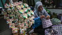 Rumah kreatif Bank Sampah Resik Becik dalam sebulan mampu mengolah 500-700 kilogram sampah plastik, kertas, dan minyak jelantah untuk diproduksi menjadi berbagai kreasi kerajinan seperti tas, dompet, topi, gantungan kunci, lilin jelantah, hiasan dinding dan meja. Foto: ANTARA FOTO/Makna Zaezar