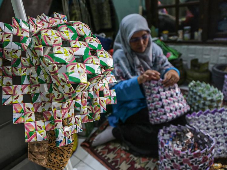 Inovasi Hijau, Olah Sampah Jadi Produk Kerajinan Bernilai Ekonomi