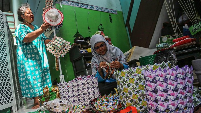 Anggota Bank Sampah Resik Becik membuat tas anyaman berbahan baku sampah kertas di Bank Sampah Resik Becik, Semarang, Jawa Tengah, Sabtu (13/9/2025). Rumah kreatif Bank Sampah Resik Becik dalam sebulan mampu mengolah 500-700 kilogram sampah plastik, kertas, dan minyak jelantah untuk diproduksi menjadi berbagai kreasi kerajinan seperti tas, dompet, topi, gantungan kunci, lilin jelantah, hiasan dinding dan meja yang dijual Rp5 ribu hingga Rp700 ribu dan dipasarkan ke daerah Kabupaten/Kota Semarang serta dibeli wisatawan mancanegara ketika berkunjung ke bank sampah itu. ANTARA FOTO/Makna Zaezar/sgd