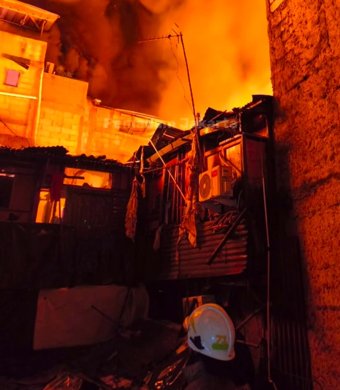 Insiden kebakaran rumah terjadi di kawasan Senen, Jakpus. Dua anggota damkar patah tulang dan alami memar dalam insiden itu. (dok @humasjakfire)