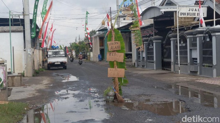 Jalan rusak di Tulungagung ditanami pisang