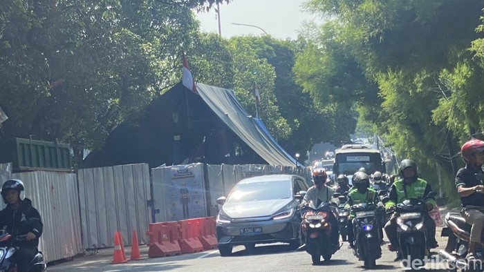 Jalan TB Simatupang macet, Senin (15/9/2025).