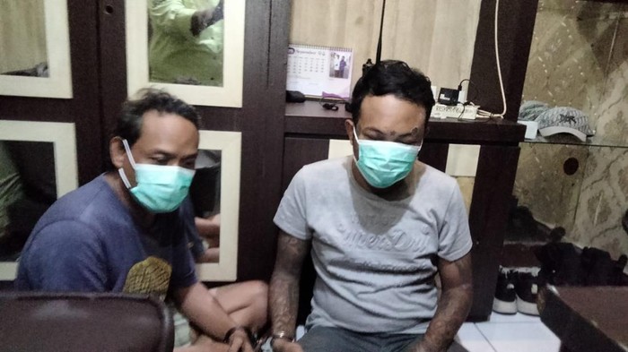 Kakak-adik pelaku jambret di Gubeng, Surabaya saat diamankan di kantor polisi
