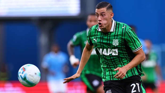 REGGIO EMILIA, ITALY - SEPTEMBER 14: Jay Idzes of US Sassuolo in action during the Serie A match between US Sassuolo Calcio and SS Lazio at Mapei Stadium Città del Tricolore on September 14, 2025 in Reggio Emilia, Italy. (Photo by Luca Amedeo Bizzarri/Getty Images)