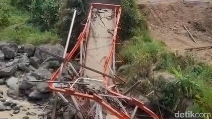 Jembatan Kalierang Kabupaten Tegal ambruk saat dibongkar, Minggu (14/9/2025). Akibatnya lima pekerja terluka.