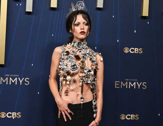 Kali ini, Jenna mengenakan busana Givenchy rancangan Sarah Burton yang tak biasa. Sebuah atasan yang seluruhnya terbuat dari permata dan mutiara, tanpa sehelai kain pun. Foto: Variety via Getty Images/Michael Buckner