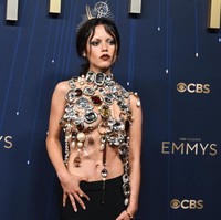 Kali ini, Jenna mengenakan busana Givenchy rancangan Sarah Burton yang tak biasa. Sebuah atasan yang seluruhnya terbuat dari permata dan mutiara, tanpa sehelai kain pun. Foto: Variety via Getty Images/Michael Buckner