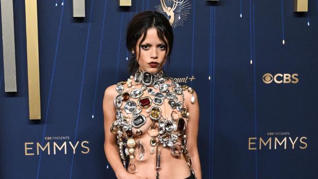 Jenna Ortega di Primetime Emmy Awards ke-77 yang digelar di Peacock Theater pada 14 September 2025 di Los Angeles, California.