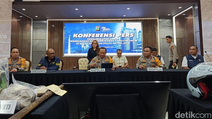 Jumpa pers Polda Metro Jaya terkait perusakan dan pembakaran fasilitas umum saat ricuh di Jakarta. (Wildan/detikcom)
