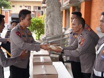 Kapolda Bali Beri Bantuan untuk Anak Buah yang Terdampak Banjir