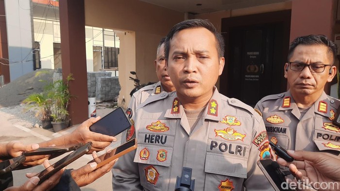 Kapolres Kudus AKBP Heru Dwi Purnomo saat memberikan keterangan kepada wartawan di Polsek Kudus Kota, Senin (15/9/2025).