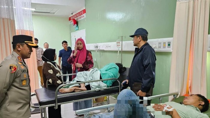 Kapolres Probolinggo AKBP M Wahyudin Latif saat mengunjungi korban kecelakaan bus di rumah sakit