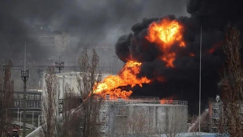 Firefighters operate at an oil refinery which caught fire following a missile attack near the port city of Odesa, amid the ongoing Russias invasion, in Ukraine, April 3, 2022. (File photo: Reuters)