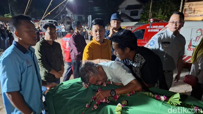 Jenazah korban kecelakaan bus Probolinggo disambut tangis keluarga setiba di RSBS Jember