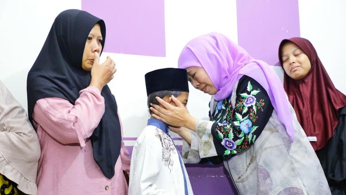 Gubernur Jatim Khofifah saat takziah ke keluarga korban kecelakaan maut bus di Probolinggo usai berwisata di Bromo yang menewaskan 8 orang